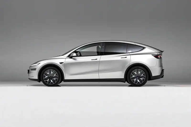 В Китае Tesla официально представила шестиместную Model Y L стоимостью 47 120 долларов США