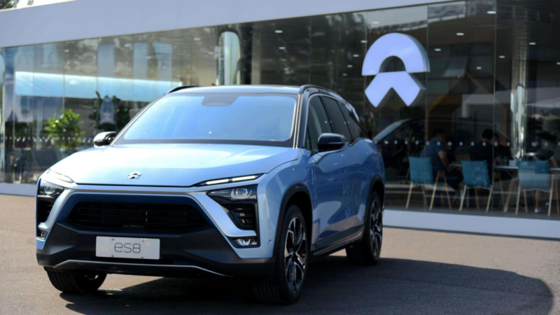 В Китае Nio снизила цену на аккумулятор 100 кВт⋅ч на 2800 долларов, что дает представление о текущих затратах на батареи для электромобилей.