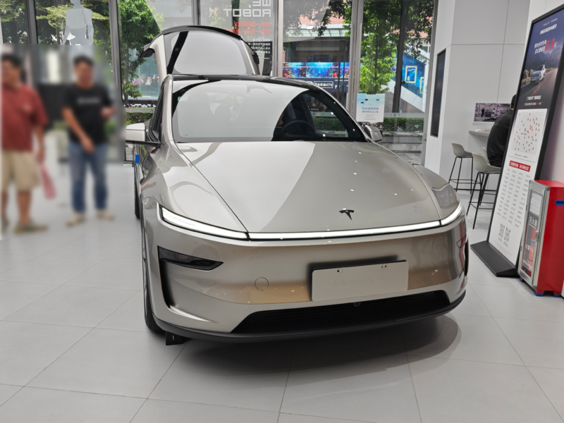 В Китае Tesla Model Y L с шестью местами появилась в продаже, но третьему ряду дали низкую оценку