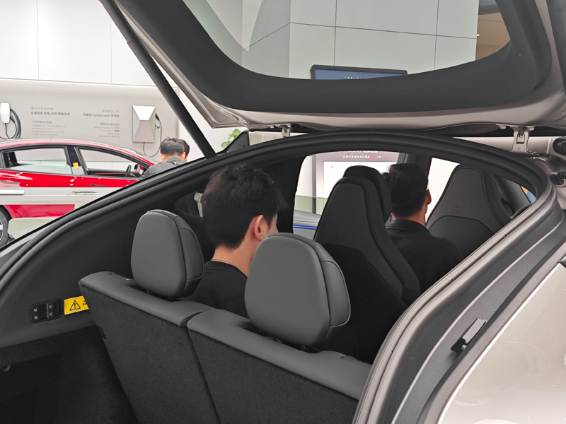 В Китае Tesla Model Y L с шестью местами появилась в продаже, но третьему ряду дали низкую оценку
