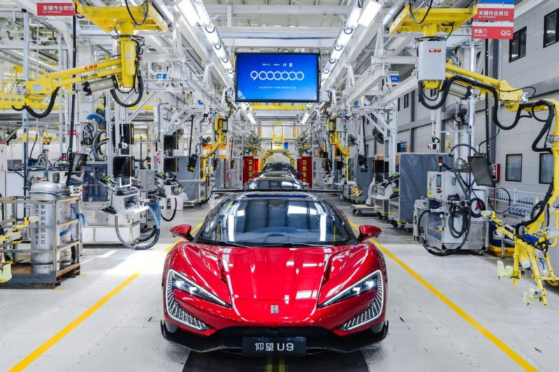 В Китае BYD заявила, что ее модель Yangwang U9 установила новый мировой рекорд скорости для электромобилей — 472,41 км/ч, хотя это может не соответствовать действительности