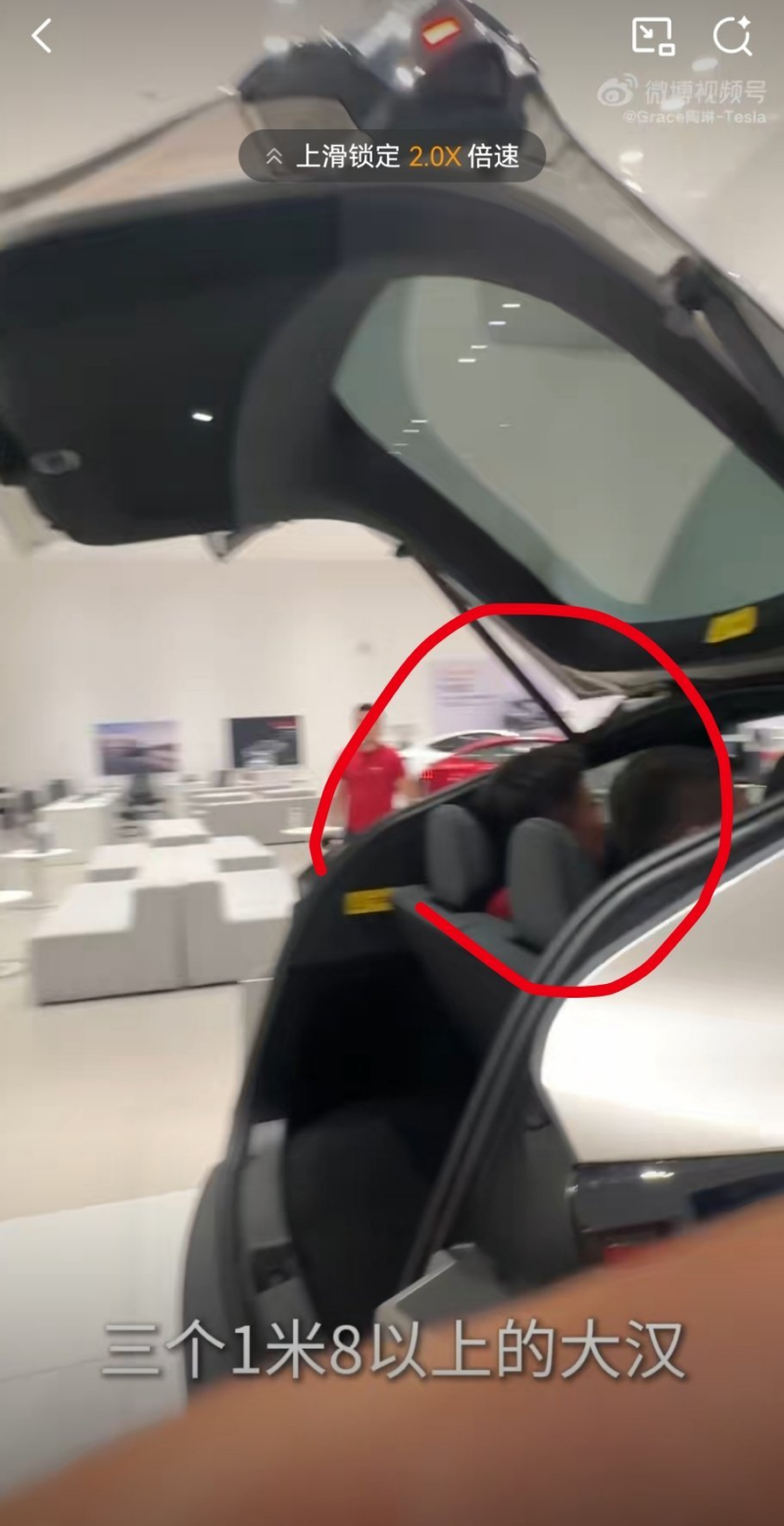 В Китае вице-президент Tesla показал видео, как в Model Y поместились шесть взрослых ростом 180 см, вызвав насмешки автоблогеров