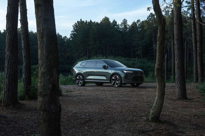 В Китае Volvo XC70 PHEV начнёт предзаказ в конце августа с запасом хода 200 км на электричестве и 1200 км в гибридном режиме