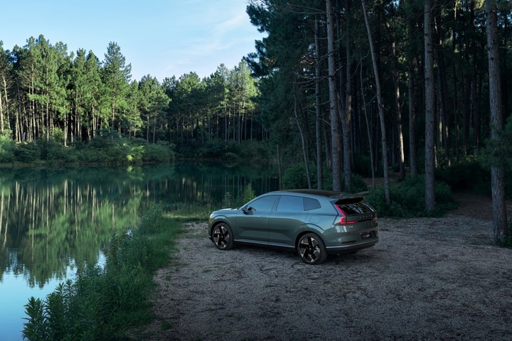 В Китае Volvo XC70 PHEV начнёт предзаказ в конце августа с запасом хода 200 км на электричестве и 1200 км в гибридном режиме