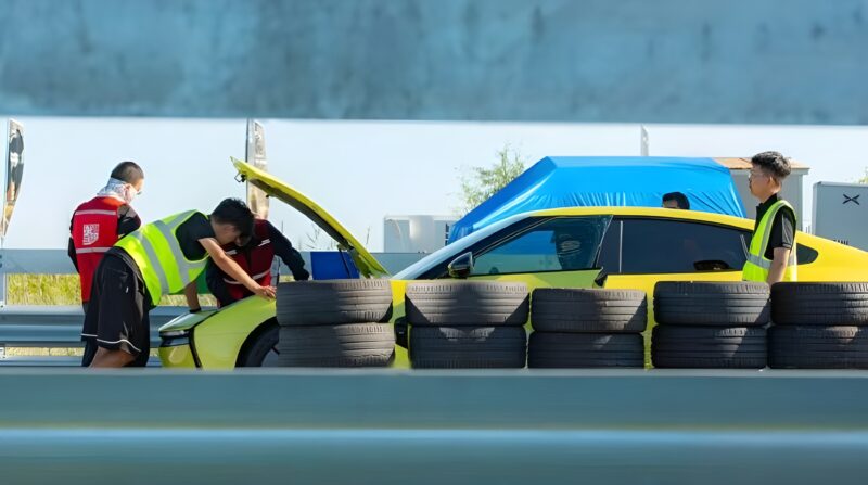 В Китае Xpeng приостановил 24-часовой тест на выносливость модели P7 из-за непогоды и планирует возобновить его утром.