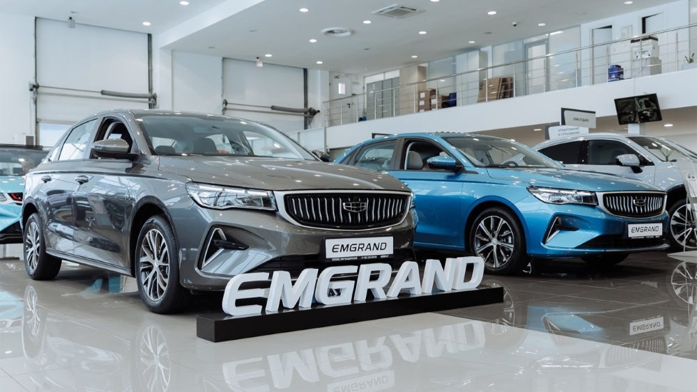 Бизнес -автомобиль Geely Emgrand в автосалоне купить новый