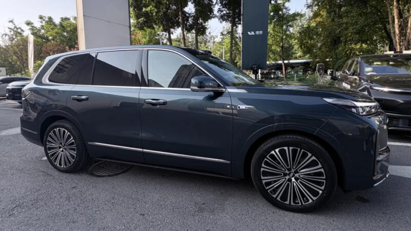 В Китае новый полноразмерный кроссовер Geely Galaxy M9 с 697 л.с. скопился у дилеров перед стартом продаж