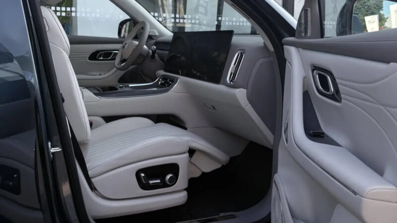 В Китае новый полноразмерный кроссовер Geely Galaxy M9 с 697 л.с. скопился у дилеров перед стартом продаж