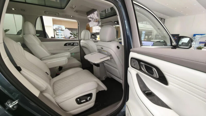В Китае новый полноразмерный кроссовер Geely Galaxy M9 с 697 л.с. скопился у дилеров перед стартом продаж
