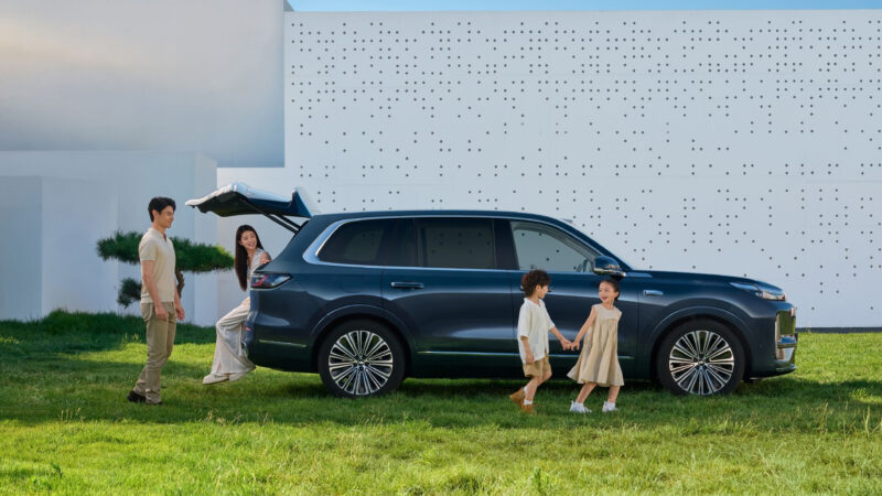 В Китае начались предзаказы на полноразмерный кроссовер Geely Galaxy M9 по цене от 27 040 долларов.