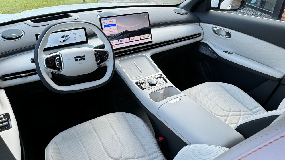 Geely Galaxy Starship 7 em-i-кроссовер BAL