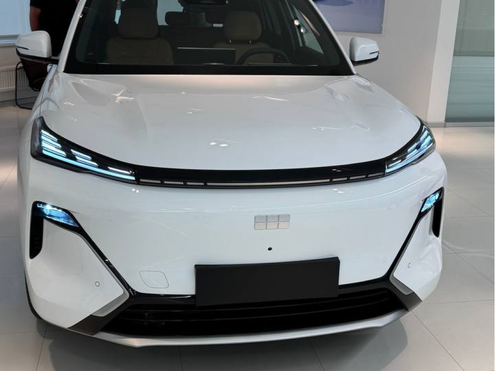 Geely Galaxy Starship 7 Crossover White на передней части гибридного автомобиля с передним гибридным автомобилем показал дилеров в России