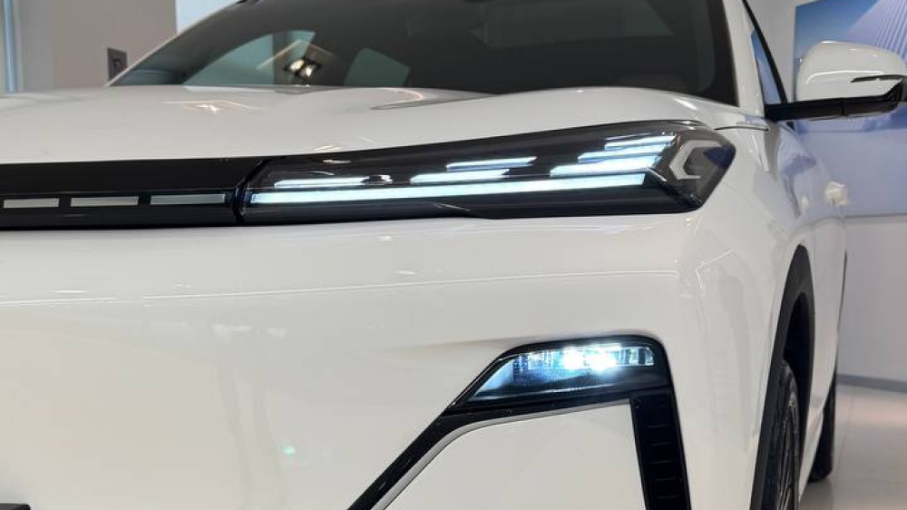Geely Galaxy Starship 7 Crossover White на передней части гибридного автомобиля с передним гибридным автомобилем показал дилеров в России