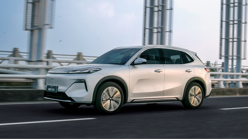 Geely Galaxy Starship 7 EM-I-I-I-кроссовер на передней части переднего серебра