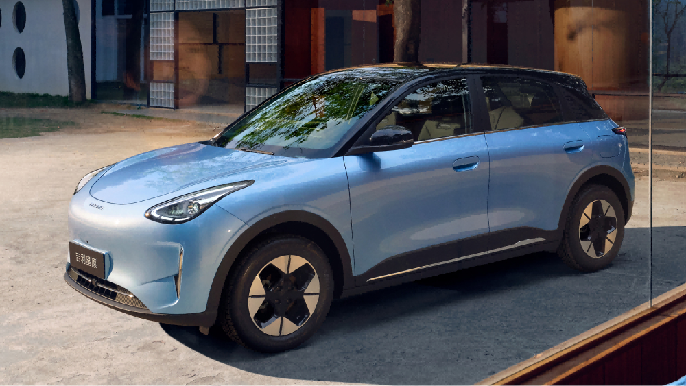 Geely Xingyuan на передней части хэтчбека синего электромобиля