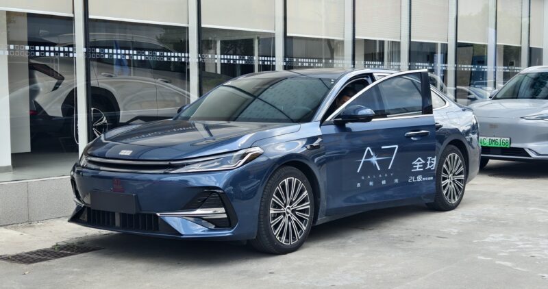 В Китае представлен Geely Galaxy A7 — практичный седан среднего класса со сбалансированными характеристиками