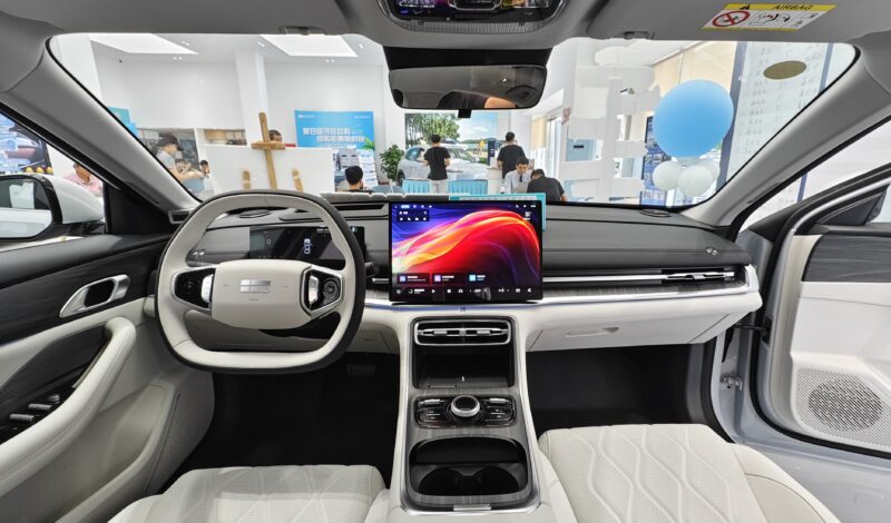 В Китае представлен Geely Galaxy A7 — практичный седан среднего класса со сбалансированными характеристиками