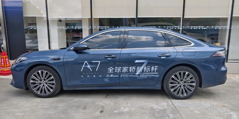 В Китае представлен Geely Galaxy A7 — практичный седан среднего класса со сбалансированными характеристиками