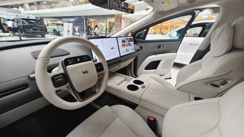 В Китае представлен Li Auto i8: трехрядный электрический внедорожник с дизайном в стиле MPV