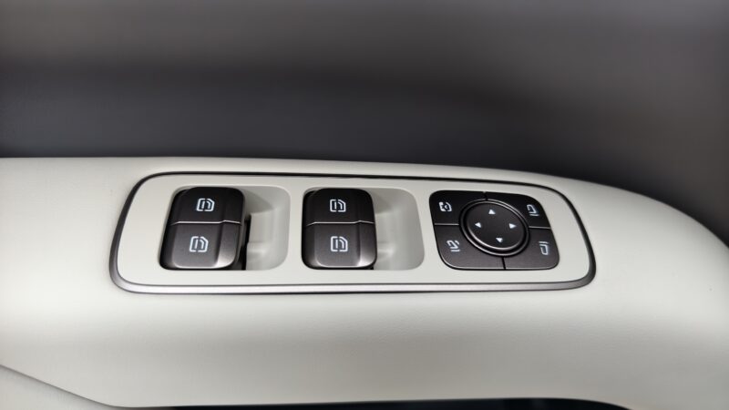 В Китае представлен Li Auto i8: трехрядный электрический внедорожник с дизайном в стиле MPV