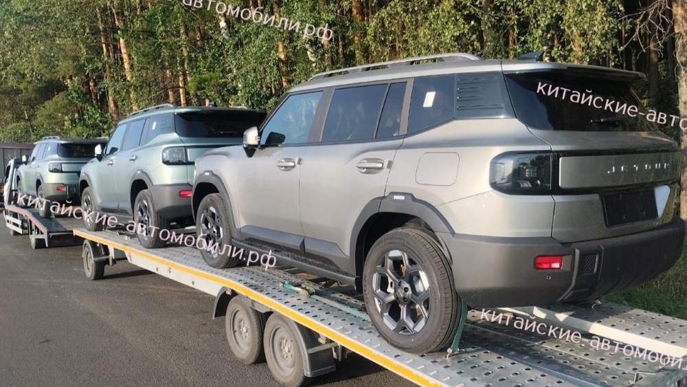 Jetour T1 на автоматической дороге на стороне спины в России