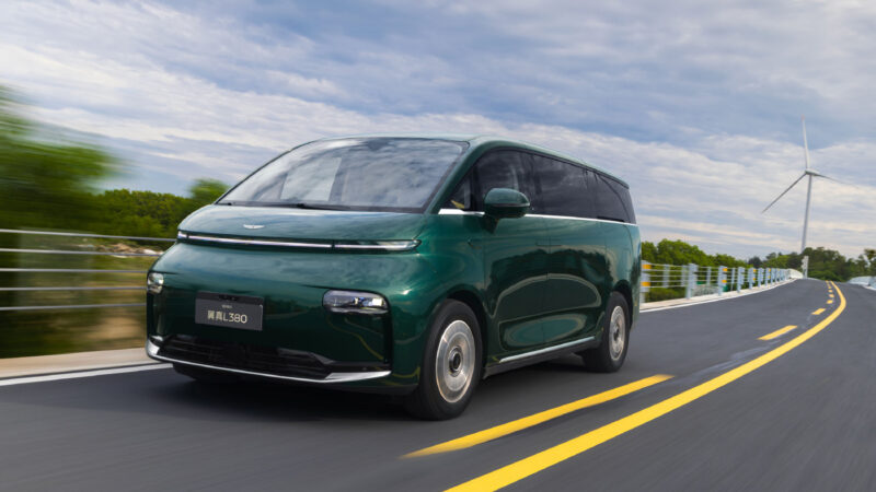 В Китае представлен минивэн LEVC L380 от Geely с гибридной версией PHEV для рынка Великобритании