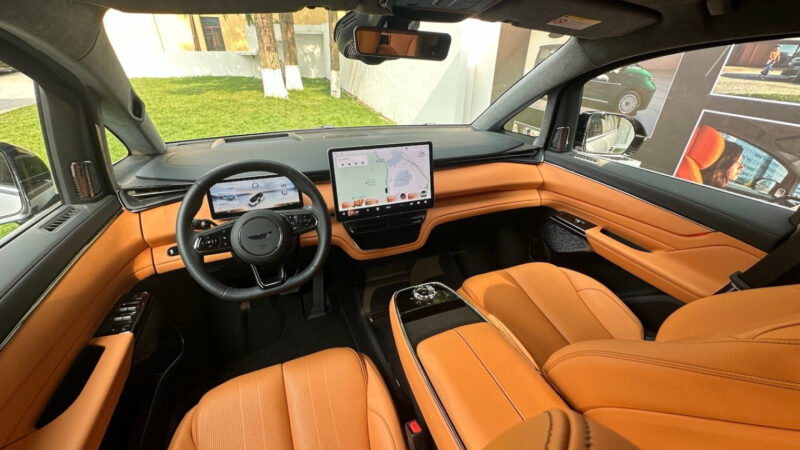 В Китае представлен минивэн LEVC L380 от Geely с гибридной версией PHEV для рынка Великобритании