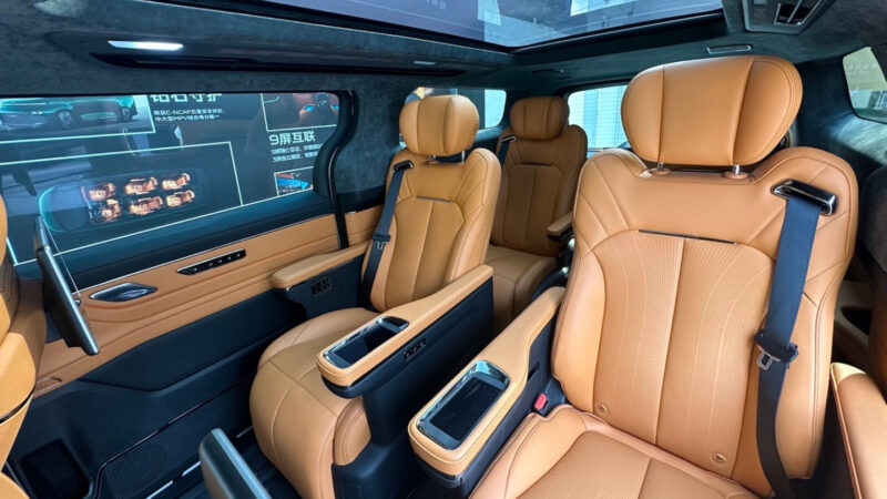 В Китае представлен минивэн LEVC L380 от Geely с гибридной версией PHEV для рынка Великобритании