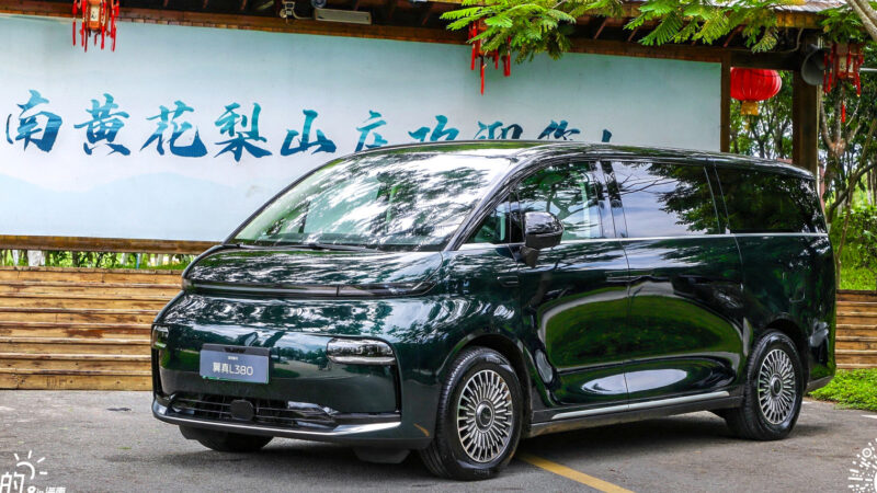 В Китае представлен минивэн LEVC L380 от Geely с гибридной версией PHEV для рынка Великобритании
