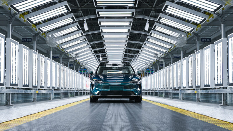 В Китае с конвейера сошел обновленный фастбэк-кроссовер Luxeed R7 от Chery