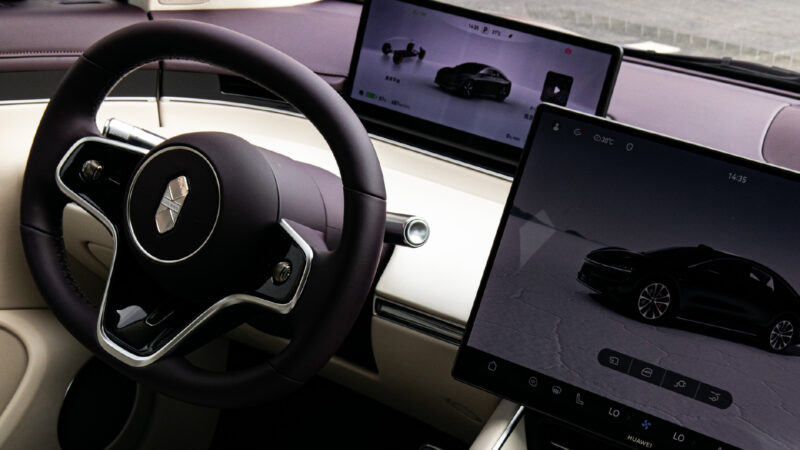 В Китае с конвейера сошел обновленный фастбэк-кроссовер Luxeed R7 от Chery