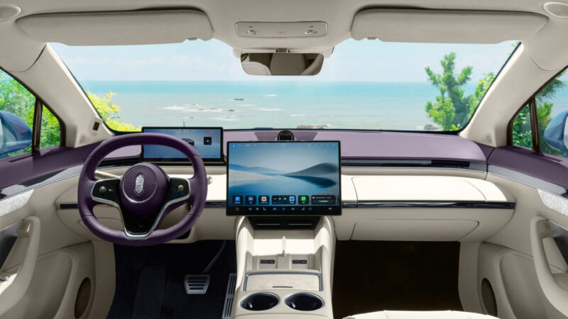 В Китае с конвейера сошел обновленный фастбэк-кроссовер Luxeed R7 от Chery
