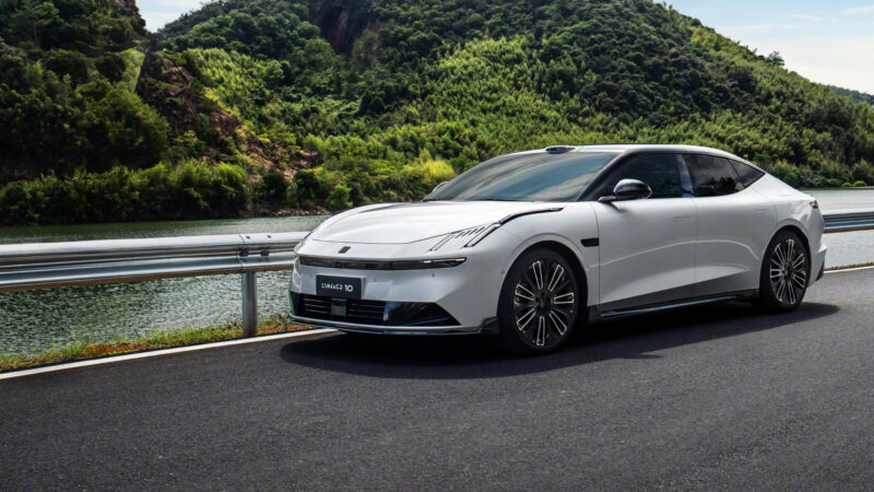 В Китае седан Lynk & Co 10 EM-P с мощностью 523 л.с. стоит 26 720 долларов