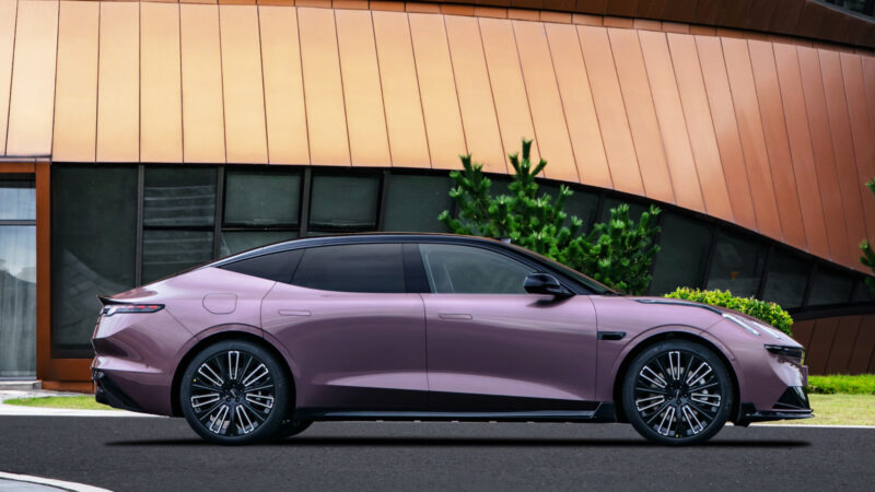 В Китае седан Lynk & Co 10 EM-P с мощностью 523 л.с. стоит 26 720 долларов