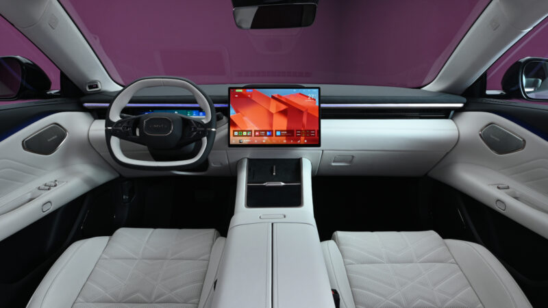 В Китае седан Lynk & Co 10 EM-P с мощностью 523 л.с. стоит 26 720 долларов