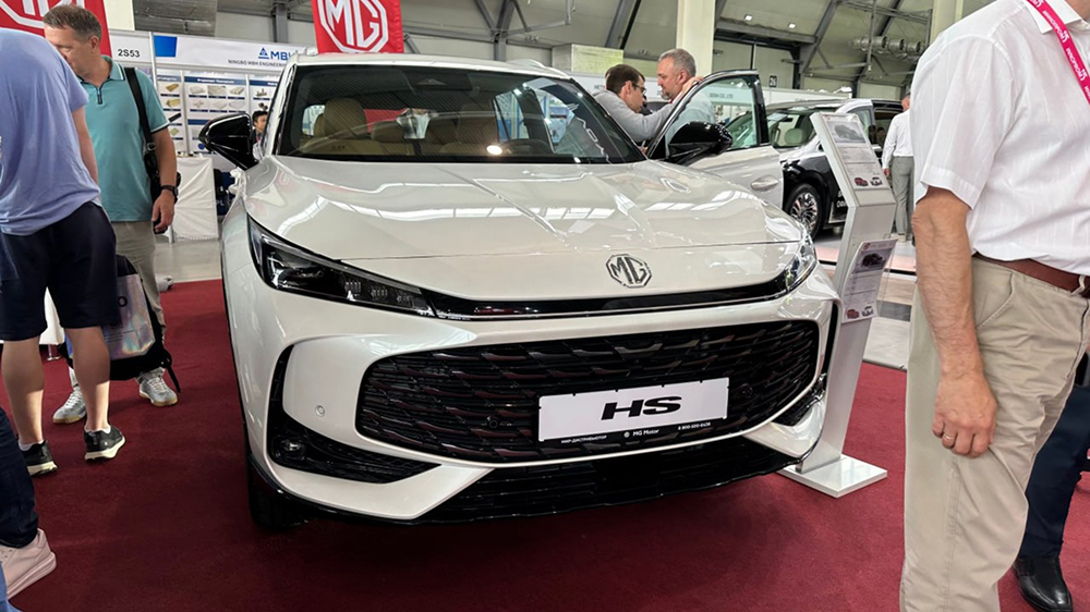 Mg HS Crossover White на переднем Innoprom 2025
