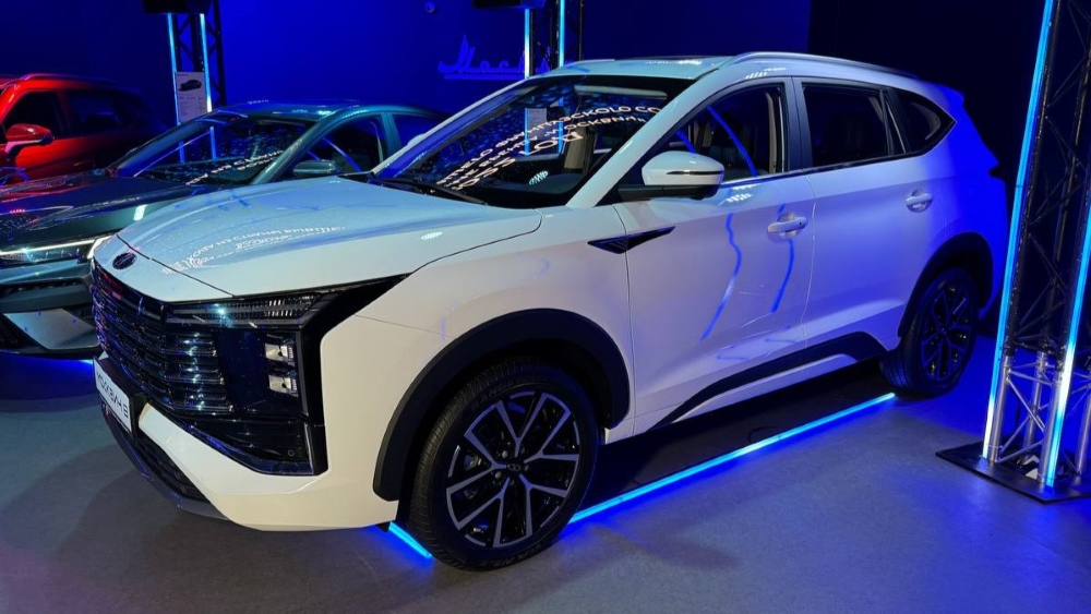 Кроссовер Moskvich 8 на выставке в Москве на боковой стороне фронта