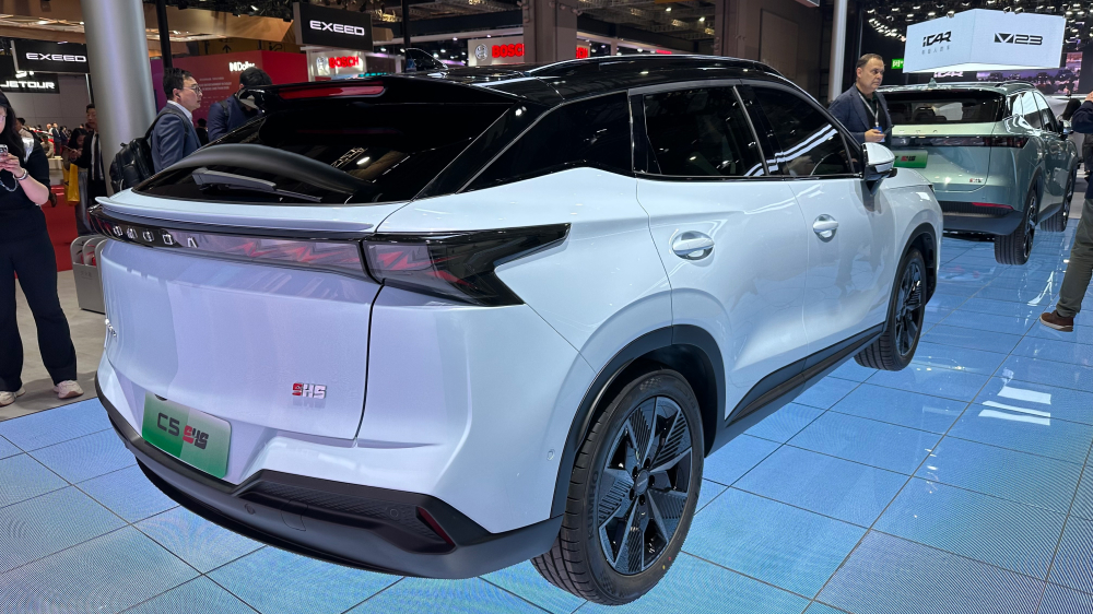 Omoda C5 SHS RESTYLED Crossover на задней части синего гибрида