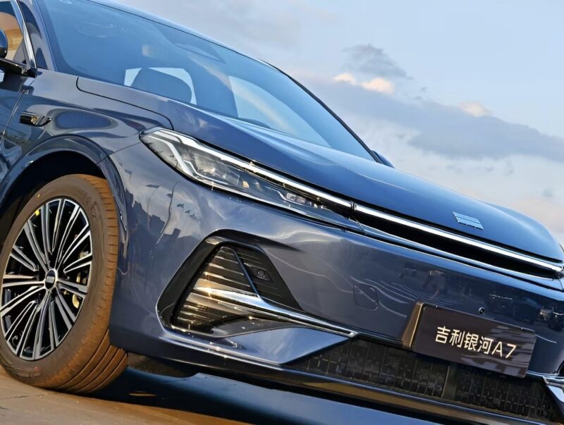 В Китае представлен Geely Galaxy A7 PHEV по цене от 11 240 долларов.