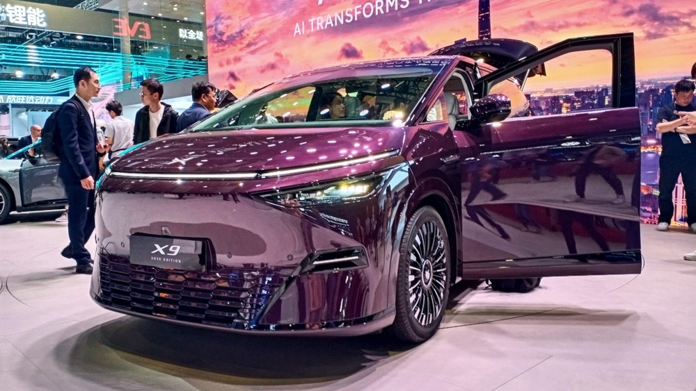 Минивэн Xpeng X9 на передней части автосалона Шанхай Шанхай 2025