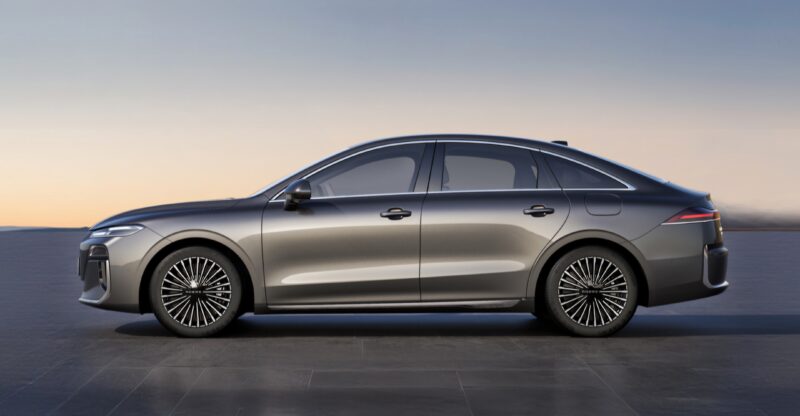 В Китае представлены Roewe M7 PHEV с запасом хода 2050 км и ИИ-модель ByteDance от 12 100 долларов.