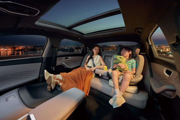 В Китае представлены Roewe M7 PHEV с запасом хода 2050 км и ИИ-модель ByteDance от 12 100 долларов.