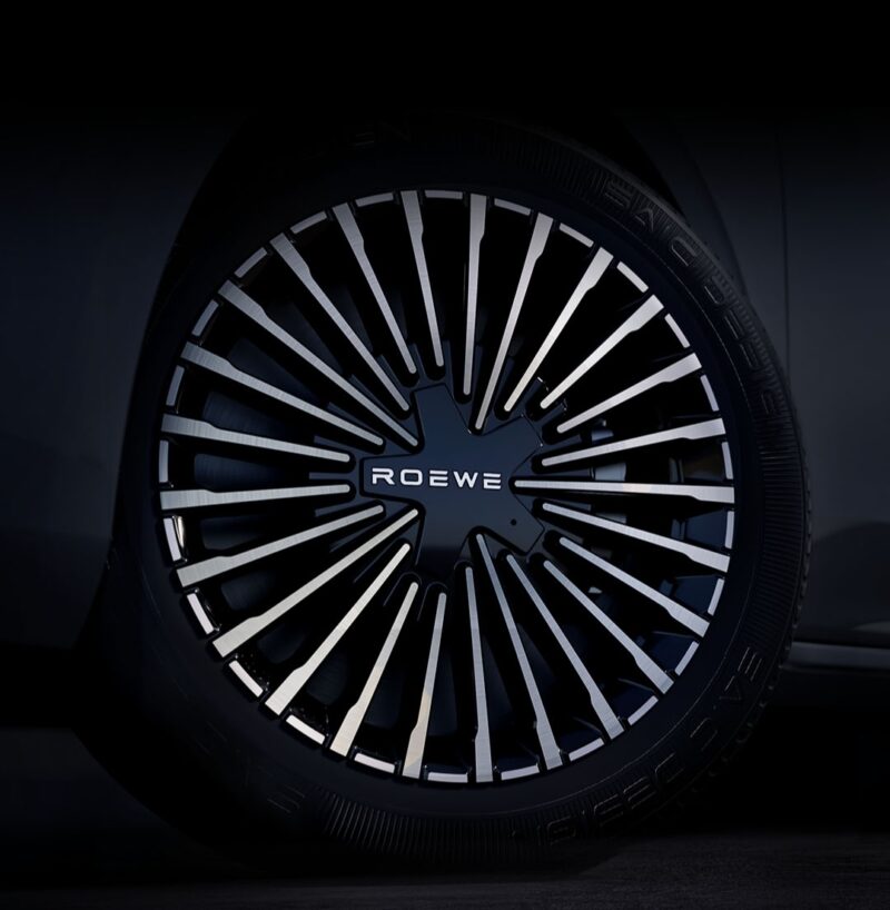 В Китае представлены Roewe M7 PHEV с запасом хода 2050 км и ИИ-модель ByteDance от 12 100 долларов.