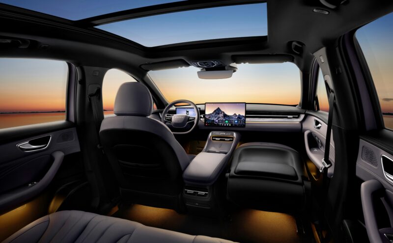 В Китае представлены Roewe M7 PHEV с запасом хода 2050 км и ИИ-модель ByteDance от 12 100 долларов.