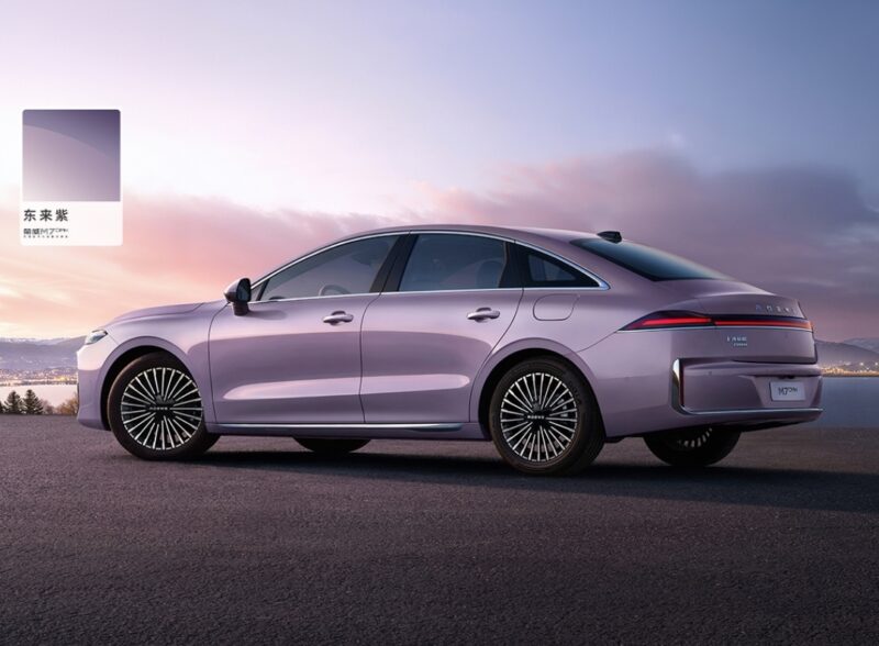В Китае представлены Roewe M7 PHEV с запасом хода 2050 км и ИИ-модель ByteDance от 12 100 долларов.