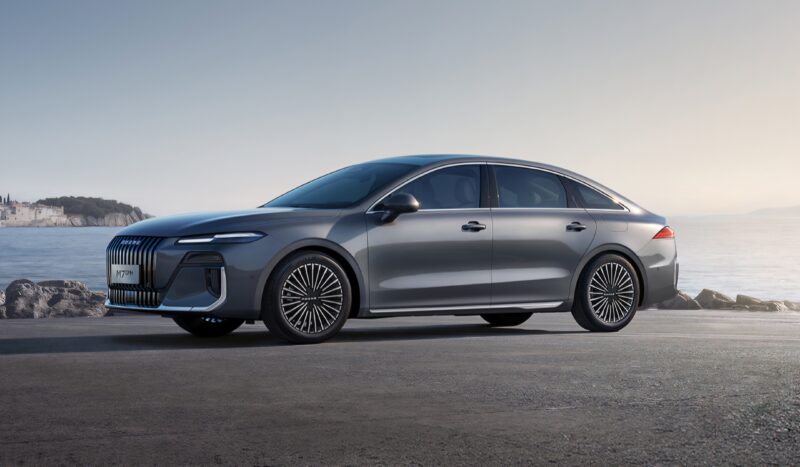 В Китае представлены Roewe M7 PHEV с запасом хода 2050 км и ИИ-модель ByteDance от 12 100 долларов.