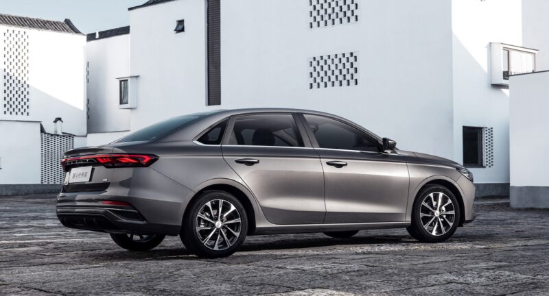 В Китае представлены официальные изображения Geely Emgrand пятого поколения: 4,8 метра в длину и двигатель мощностью 178 л.с.