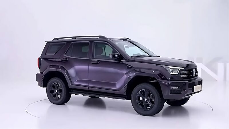 В Китае дебютировал новый внедорожник GWM Tank 400 PHEV с обновленным дизайном и двумя электродвигателями.
