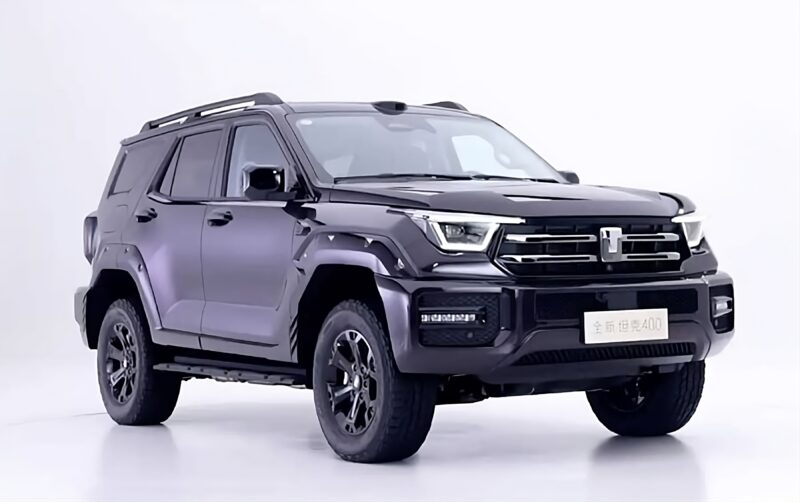 В Китае дебютировал новый внедорожник GWM Tank 400 PHEV с обновленным дизайном и двумя электродвигателями.