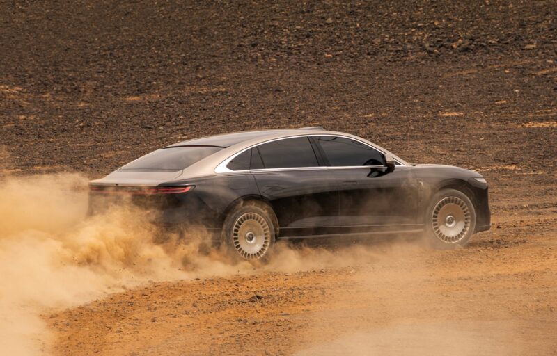 В Китае стартовал предзаказ на подключаемый гибрид Voyah Passion L от Dongfeng: длина превышает 5,1 метра, запас хода — 1400 км, используются технологии Huawei и аккумулятор 5C.